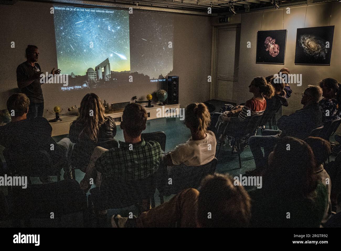 LATTROP - Interessierte sehen sich eine Präsentation über Sternschnuppen auf dem Cosmos-Observatorium in Lattrop, Twente, zum Meteoritenschauer an. Für zwei Nächte können die Sternschnuppen bewundert werden, da es dieses Jahr kein Mondlicht gibt. ANP VINCENT JANNINK netherlands Out - belgium Out Credit: ANP/Alamy Live News Stockfoto