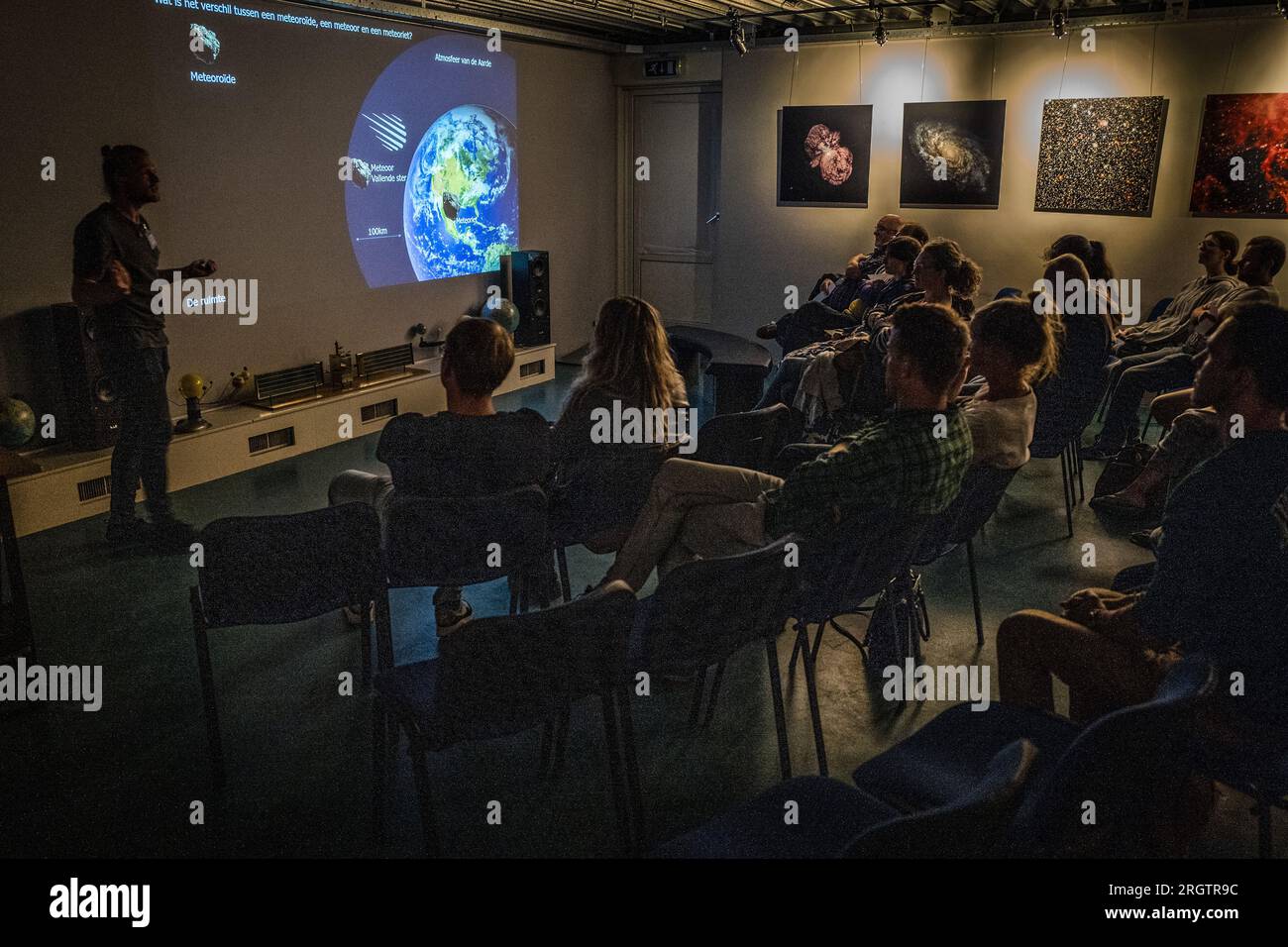 LATTROP - Interessierte sehen sich eine Präsentation über Sternschnuppen auf dem Cosmos-Observatorium in Lattrop, Twente, zum Meteoritenschauer an. Für zwei Nächte können die Sternschnuppen bewundert werden, da es dieses Jahr kein Mondlicht gibt. ANP VINCENT JANNINK netherlands Out - belgium Out Credit: ANP/Alamy Live News Stockfoto