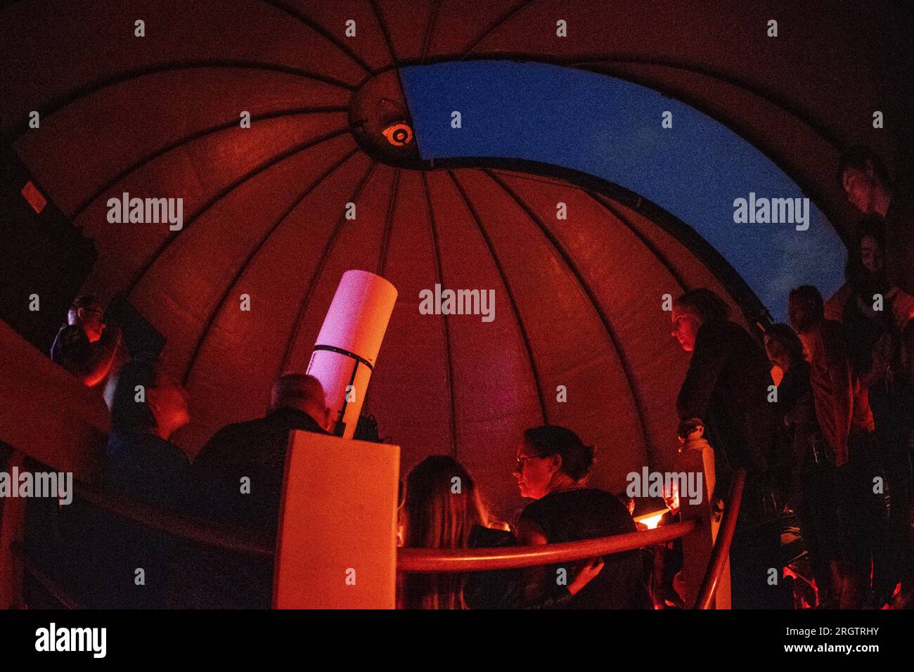 LATTROP - Interessenten versuchen trotz Wolken und Regen, einen Blick auf den Meteoritenschauer im Cosmos-Observatorium in Lattrop, Twente, zu erhaschen. Für zwei Nächte können die Sternschnuppen bewundert werden, da es dieses Jahr kein Mondlicht gibt. ANP VINCENT JANNINK netherlands Out - belgium Out Credit: ANP/Alamy Live News Stockfoto