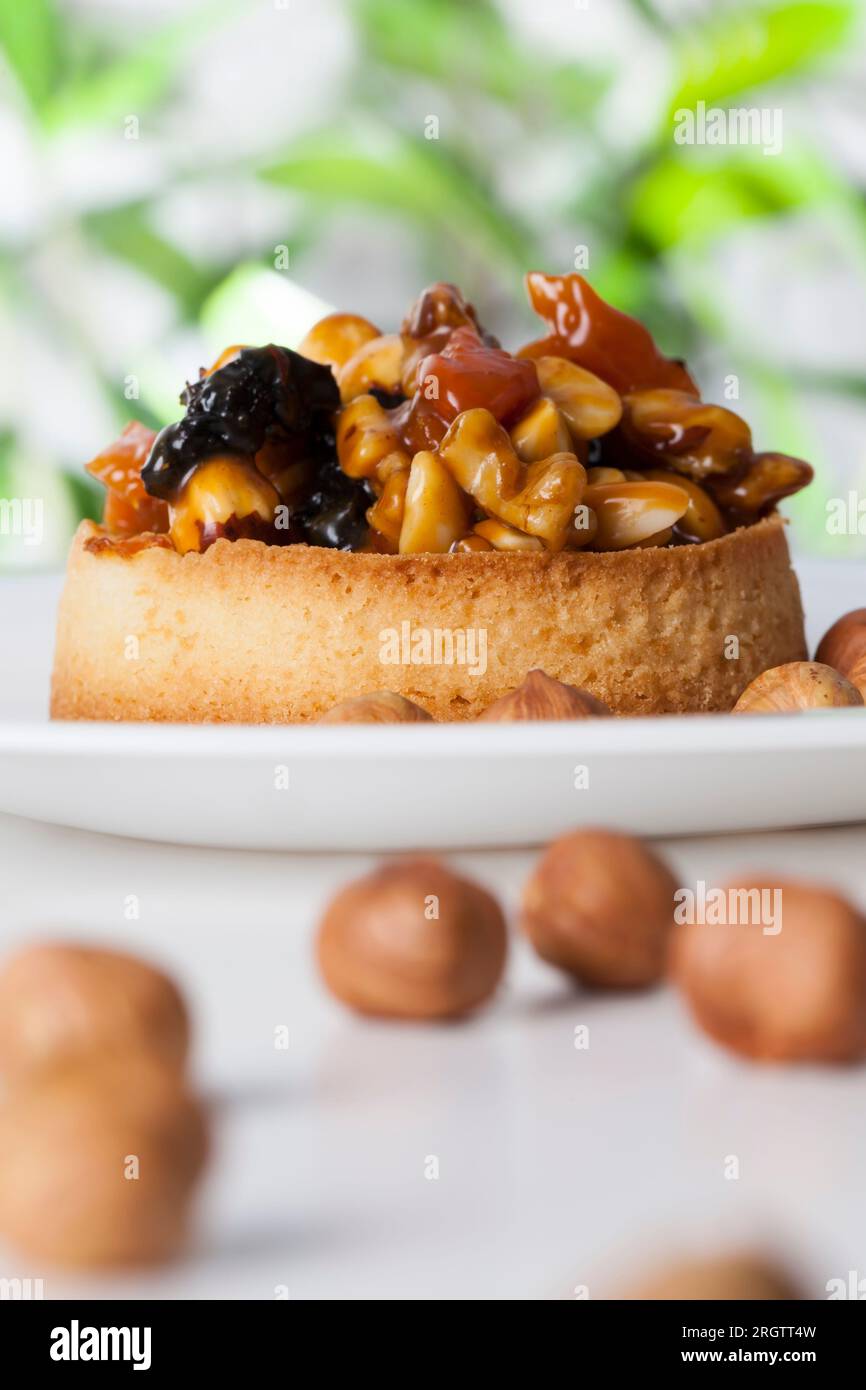 Köstliches Dessert aus einer großen Anzahl von Zutaten, Gebäck mit einer großen Anzahl an Kalorien am Ende des Mittagessens, Süßwaren Stockfoto