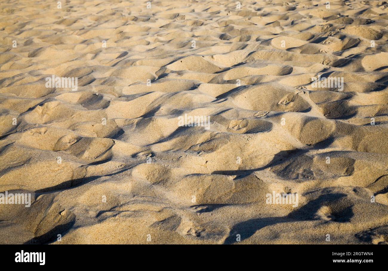Nahaufnahme von Sand und Erde, eine echte Nahaufnahme eines Teils der Erdkruste, gewöhnlicher brauner Boden auf einem Feld Stockfoto