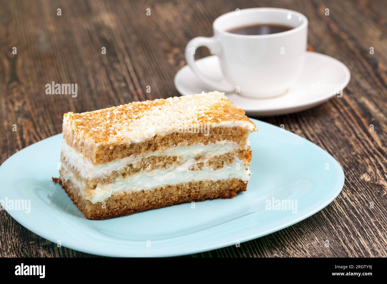 Süßes und köstliches mehrschichtiges Dessert aus einer großen Anzahl von Zutaten, ein Stück Kuchen mit einer großen Anzahl an Kalorien zum Essen am Ende o Stockfoto