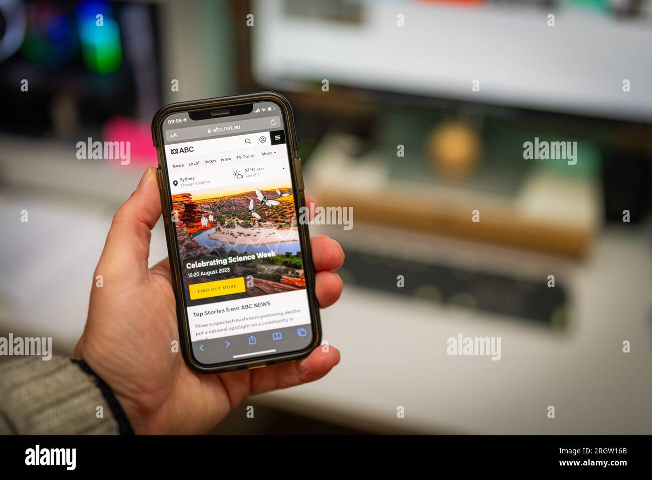 Sydney, Australien - 12. August 2023: ABC, Australian Broadcasting Corporation Homepage der mobilen Website. Männer mit Handy und ABC-Web Stockfoto