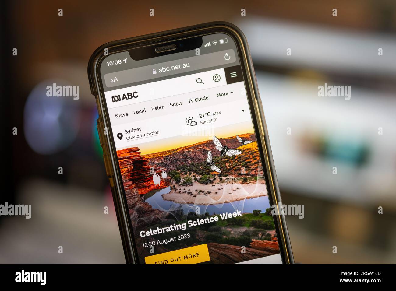 Sydney, Australien - 12. August 2023: ABC, Australian Broadcasting Corporation Homepage der mobilen Website. Männer mit Handy und ABC-Web Stockfoto