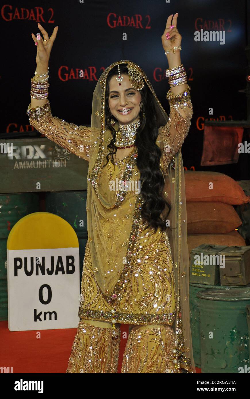 Mumbai, Indien. 11. Aug. 2023. Die Bollywood-Schauspielerin Ameesha Patel führt bei der Premiere ihres Films „Gadar 2“ in Mumbai einen Tanzschritt auf. Kredit: SOPA Images Limited/Alamy Live News Stockfoto