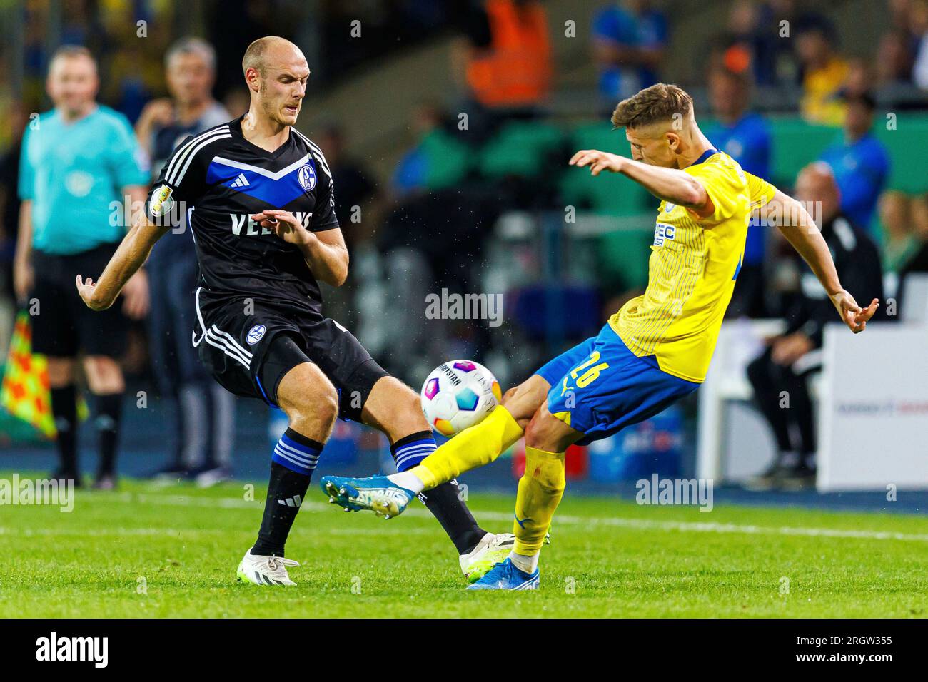 Brunswick, Deutschland. 11. Aug. 2023. firo : 08/11/2023, Fußball, DFB Cup, 1. Runde, Staffel 2023/2024, Eintracht Braunschweig (Brunswick) - FC Schalke 04 Henning Matriciani (FC Schalke 04) in Duellen mit Jan-Hendrik Marx (Eintracht Brunswick (Brunswick)) dpa/Alamy Live News Stockfoto