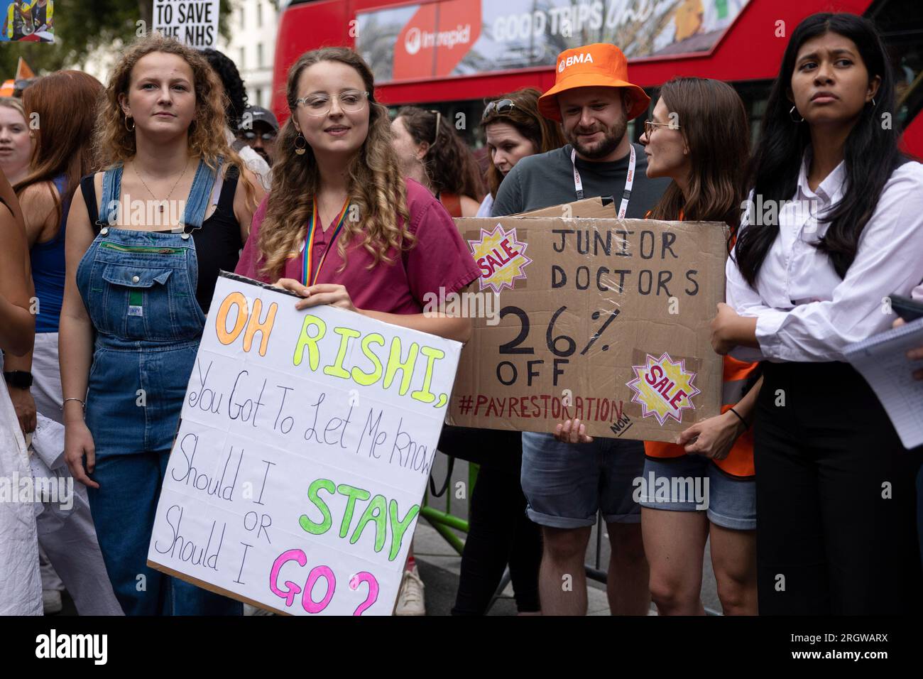 London, Großbritannien. 11. Aug. 2023. Junge Ärzte halten während einer Demonstration außerhalb der Downing Street Plakate, auf denen sie ihre Meinung äußern. Als Ergebnis von Streitigkeiten über Gehälter und Arbeitsbedingungen mit der britischen Regierung nehmen die Juniorärzte der British Medical Association (BMA) weiterhin monatlich einen 96-stündigen Rundgang ab. Die Streiks betrafen Zehntausende von Krankenhausterminen und elektiven Operationen von 7 Uhr am 11. August bis 7 Uhr am 15. August 2023. (Foto: Hesther Ng/SOPA Images/Sipa USA) Guthaben: SIPA USA/Alamy Live News Stockfoto