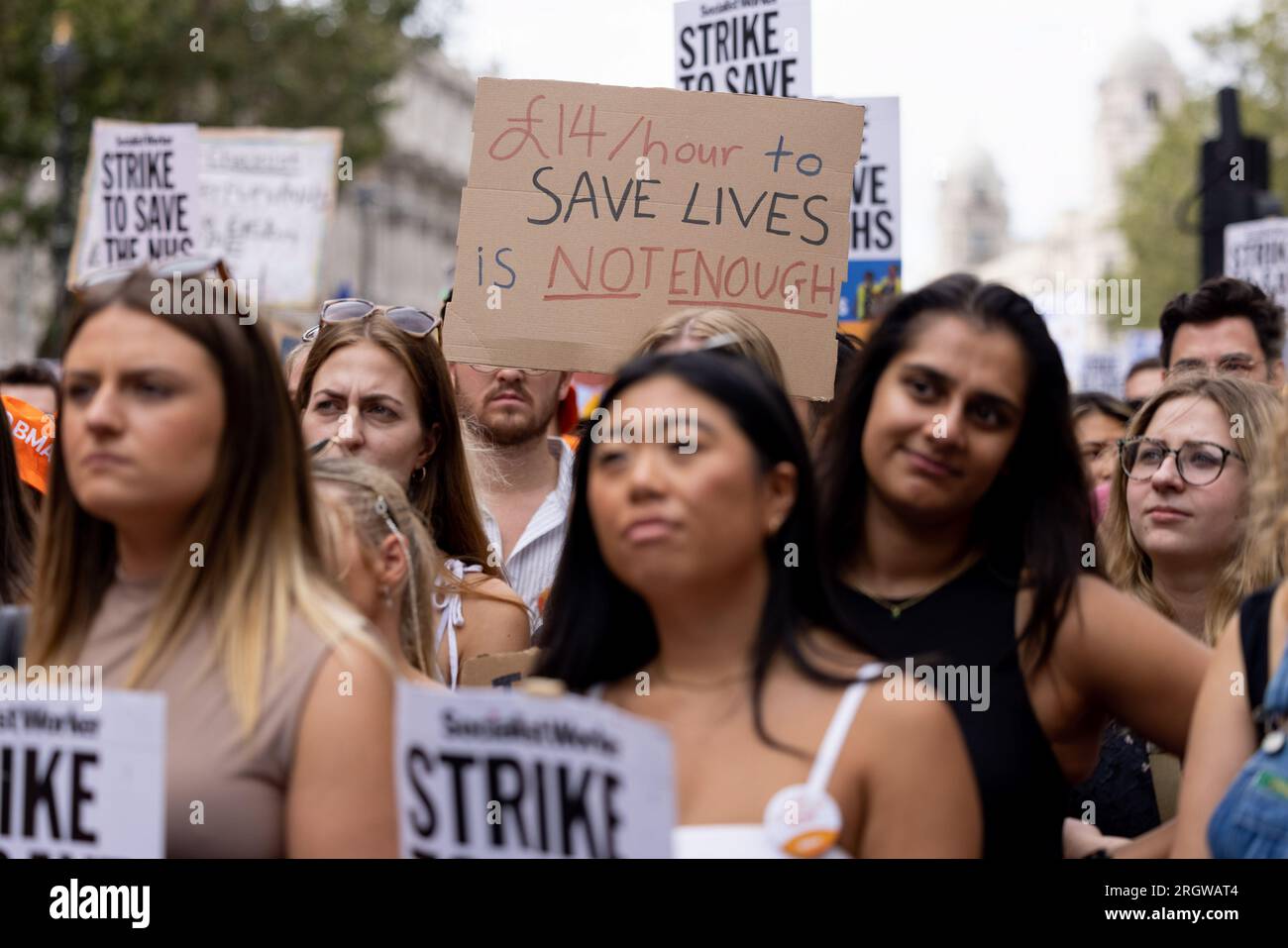 London, Großbritannien. 11. Aug. 2023. Der Juniorarzt hält während einer Demonstration außerhalb der Downing Street Plakate, auf denen er seine Meinung zum Ausdruck bringt. Als Ergebnis von Streitigkeiten über Gehälter und Arbeitsbedingungen mit der britischen Regierung nehmen die Juniorärzte der British Medical Association (BMA) weiterhin monatlich einen 96-stündigen Rundgang ab. Die Streiks betrafen Zehntausende von Krankenhausterminen und elektiven Operationen von 7 Uhr am 11. August bis 7 Uhr am 15. August 2023. (Foto: Hesther Ng/SOPA Images/Sipa USA) Guthaben: SIPA USA/Alamy Live News Stockfoto