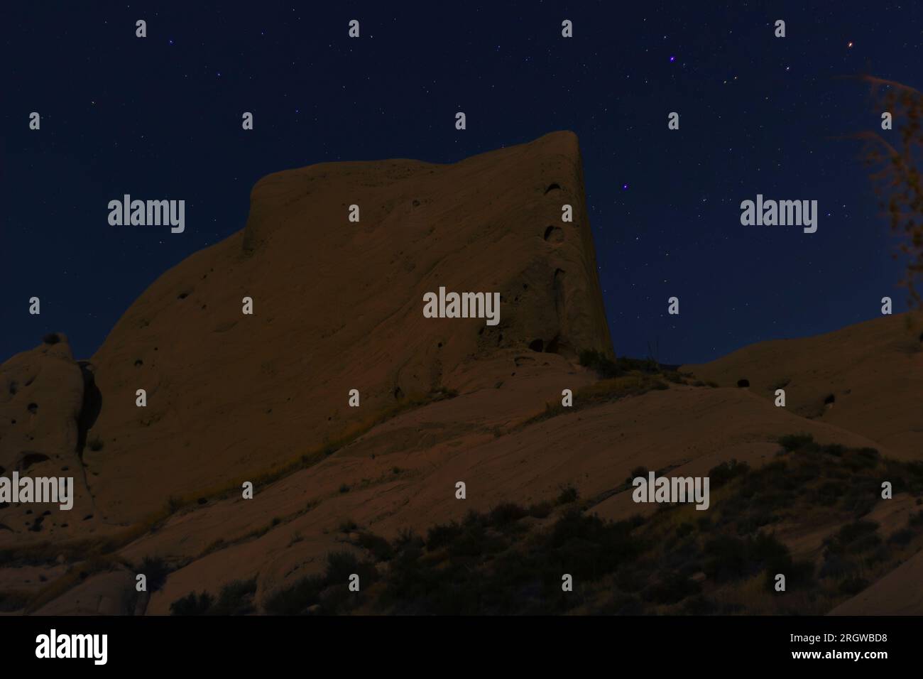 Erleben Sie die Ruhe der Nacht mit diesem Langzeitfoto an den berühmten Mormon Rocks im Cajon Pass. Stockfoto