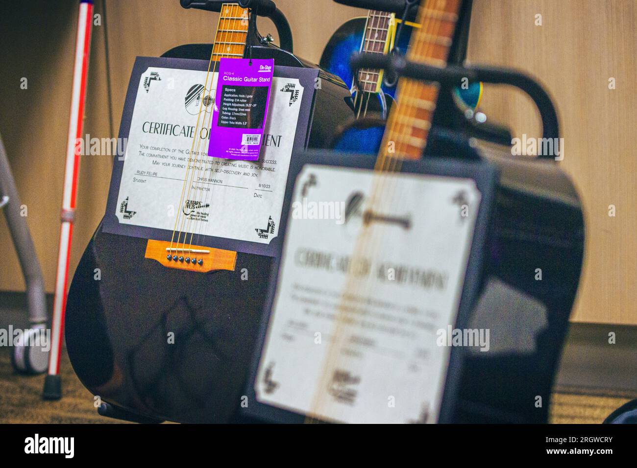 Bild mit zwei Akustikgitarren, gespendet von Gitarren für Tierärzte, aufgenommen bei der Abschlusszeremonie in der Loma Linda VA Clinic im August 2023. Diese g Stockfoto