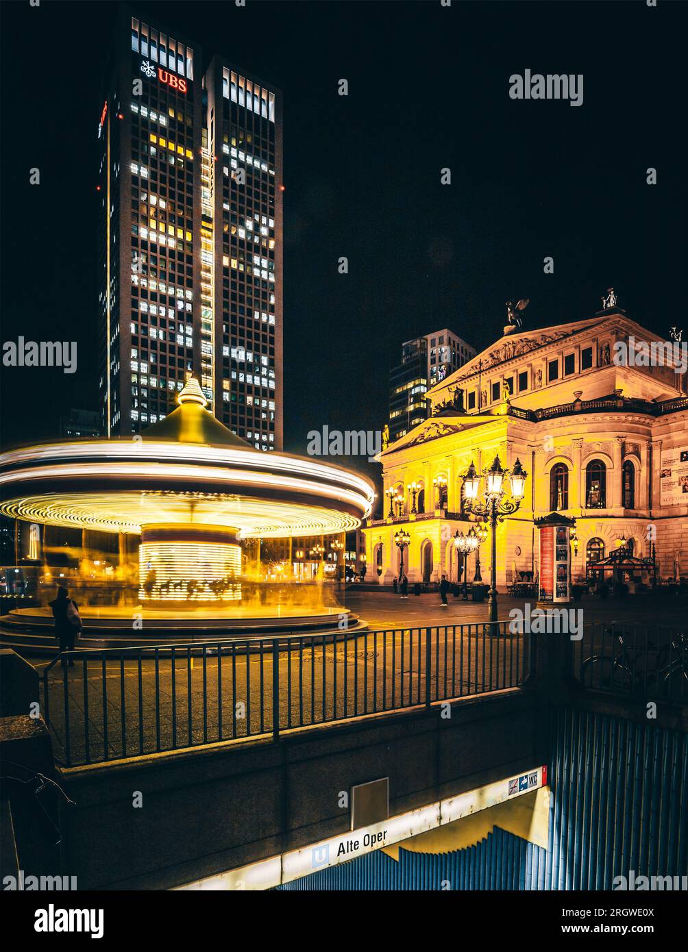 Die Alte Oper in Frankfurt, das wunderschöne Opernhaus in Deutschland mitten in der Stadt am Abend und beleuchtet Stockfoto