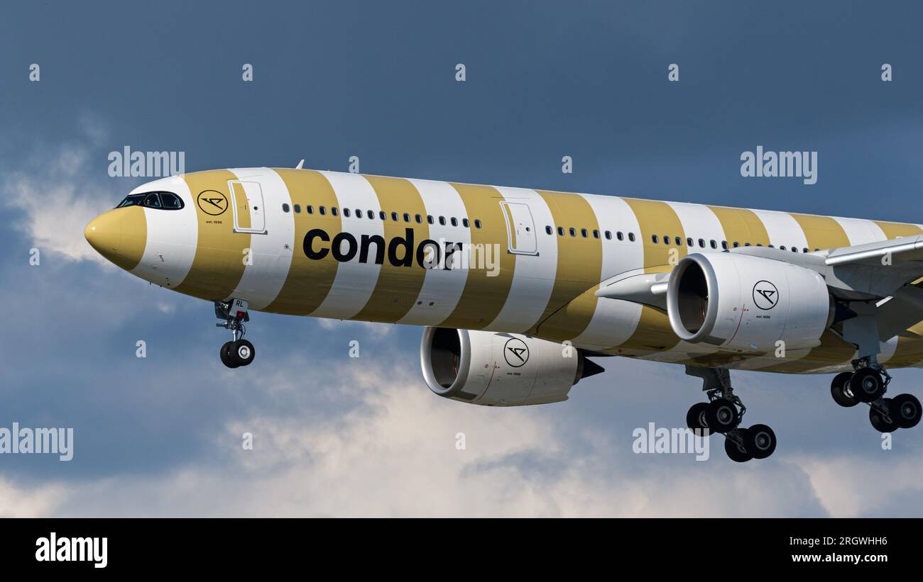 Richmond, British Columbia, Kanada. 10. Aug. 2023. Ein Condor Airbus A330neo (A330-941) Jetliner (D-ANRL) in der Luft beim Landeanflug am internationalen Flughafen Vancouver. (Kreditbild: © Bayne Stanley/ZUMA Press Wire) NUR REDAKTIONELLE VERWENDUNG! Nicht für den kommerziellen GEBRAUCH! Kredit: ZUMA Press, Inc./Alamy Live News Stockfoto