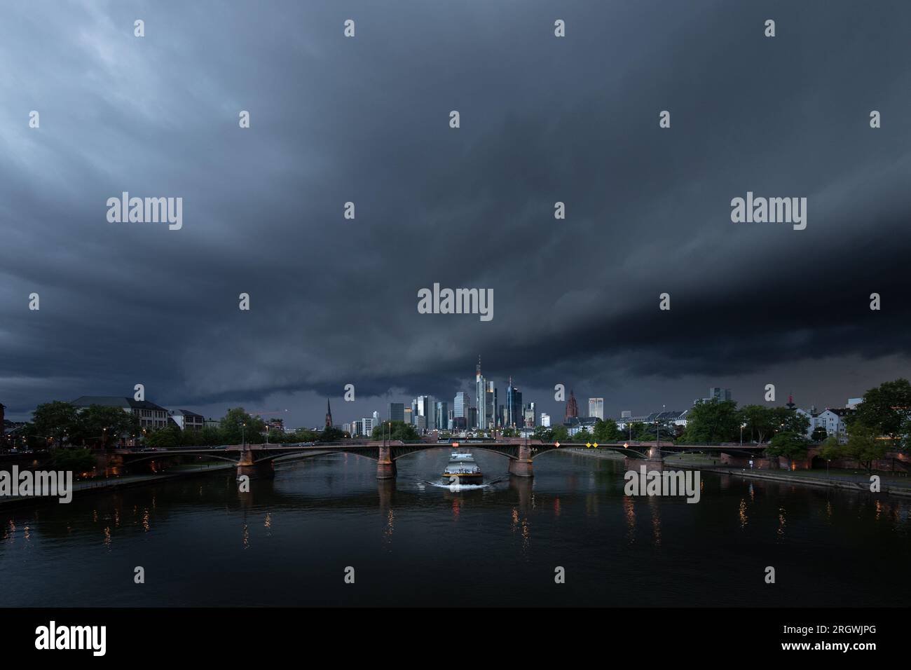 Blick auf Frankfurt bei Sonnenuntergang. Aufnahme mit Hintergrundbeleuchtung und Blick auf die Skyline. Hochhäuser von Banken und Versicherungsgesellschaften im Finanzdistrikt Stockfoto