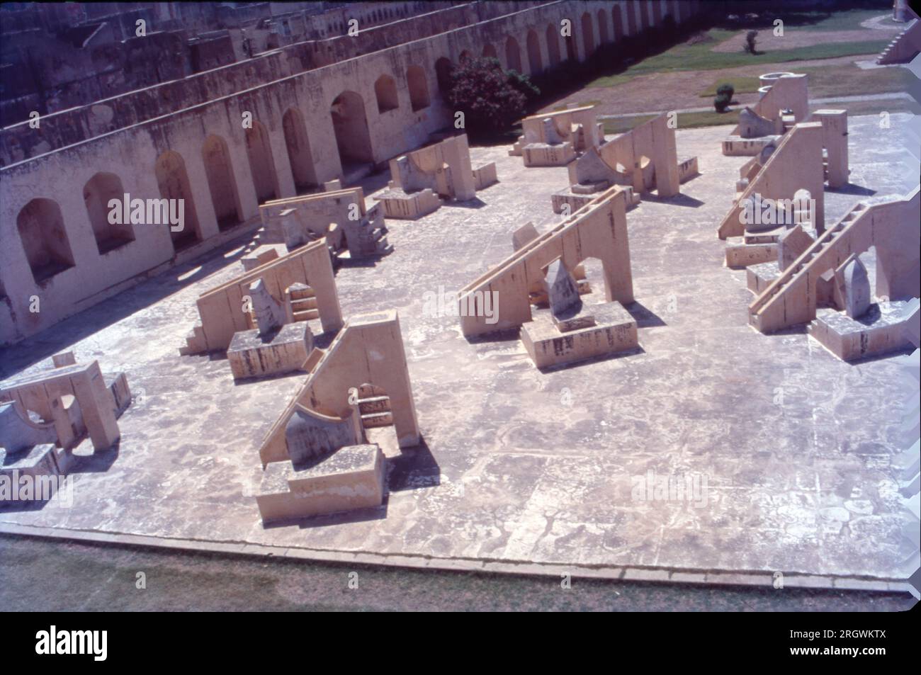 Der Jantar Mantar, Jaipur, ist eine Sammlung von 19 astronomischen Instrumenten, die vom Rajput-König Sawai Jai Singh, dem Gründer von Jaipur, Rajasthan, gebaut wurden. Das Denkmal wurde 1734 fertiggestellt. Es verfügt über die weltweit größte Sonnenuhr aus Stein und ist ein UNESCO-Weltkulturerbe. Es liegt in der Nähe von City Palace und Hawa Mahal. Stockfoto