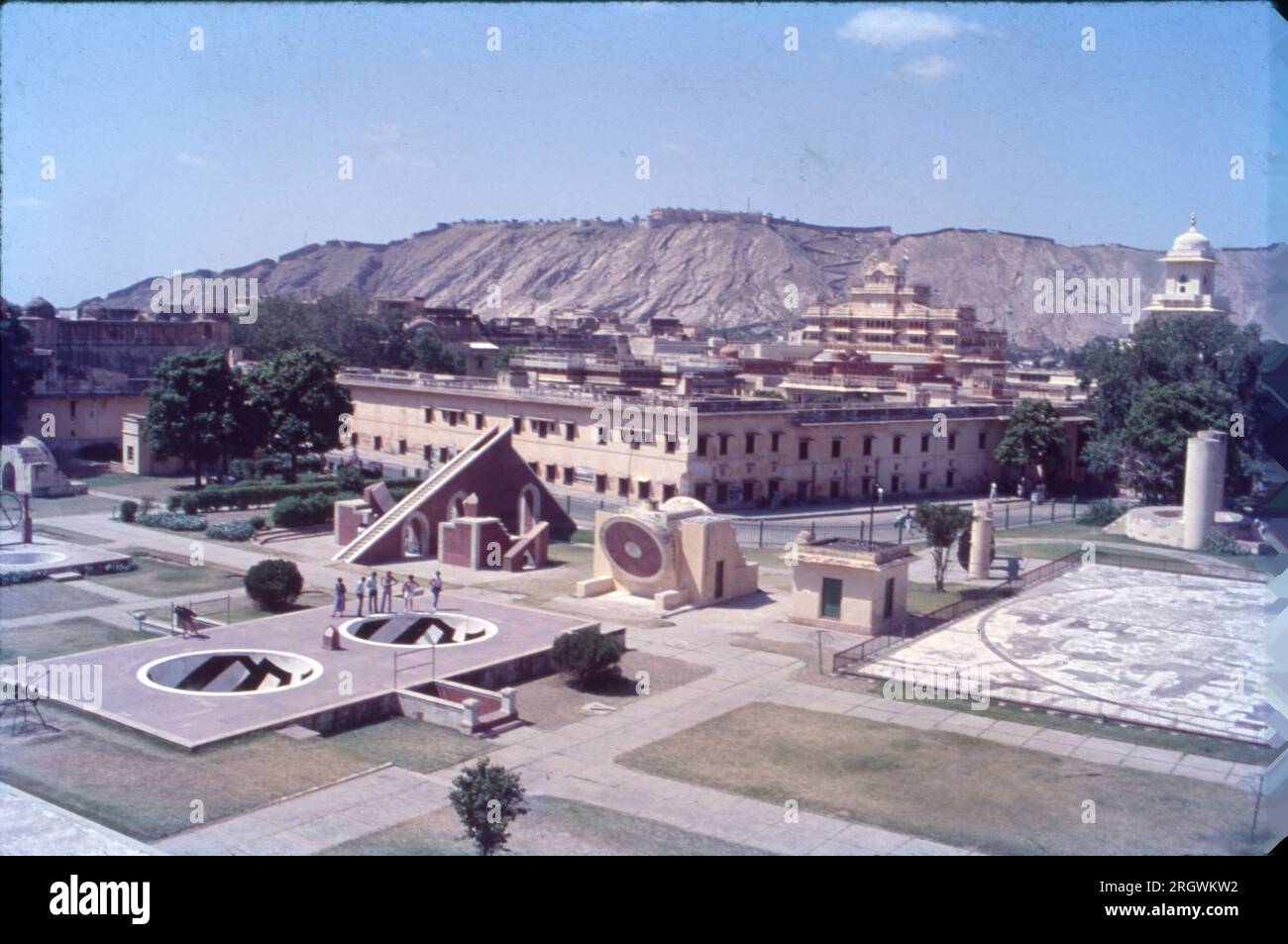 Der Jantar Mantar, Jaipur, ist eine Sammlung von 19 astronomischen Instrumenten, die vom Rajput-König Sawai Jai Singh, dem Gründer von Jaipur, Rajasthan, gebaut wurden. Das Denkmal wurde 1734 fertiggestellt. Es verfügt über die weltweit größte Sonnenuhr aus Stein und ist ein UNESCO-Weltkulturerbe. Es liegt in der Nähe von City Palace und Hawa Mahal. Stockfoto