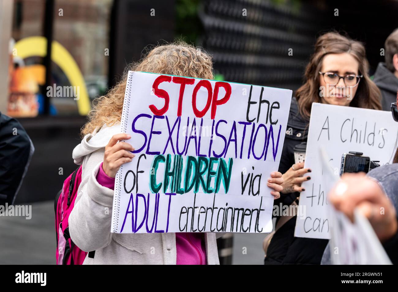Melbourne, Australien, 12. August 2023. Ein Anti-Trans-Protestteilnehmer mit Plakat während Protesten und Gegenprotesten gegen die Melbourne Drag Expo im Melbourne Convention Center, Melbourne, Australien, 12. August 2023. Kredit: Michael Currie/Speed Media/Alamy Live News Stockfoto