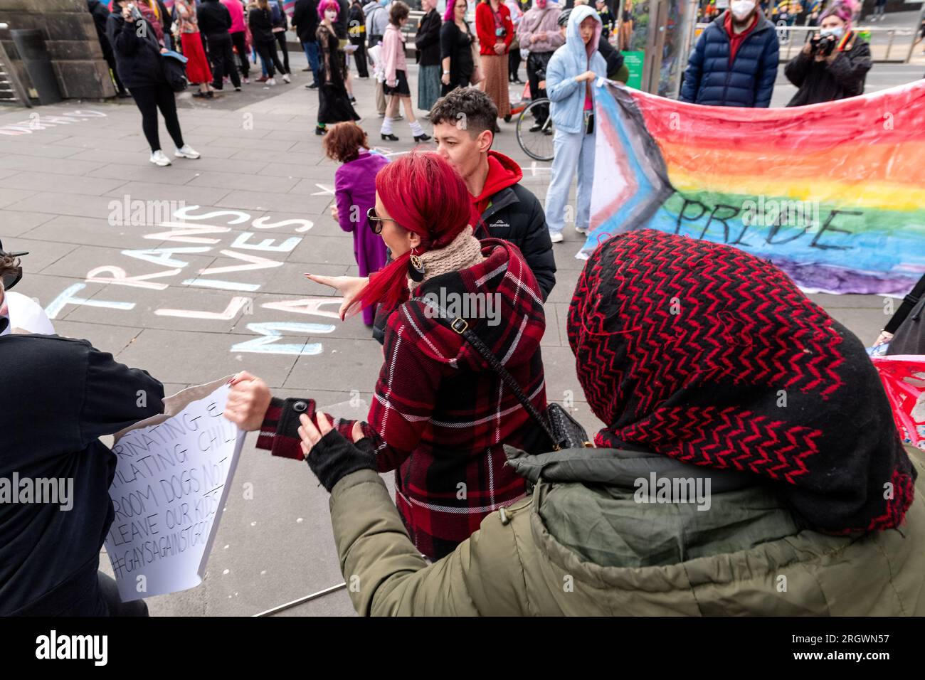 Melbourne, Australien, 12. August 2023. Ein Pro-LGBT-Protestteilnehmer reißt ein Anti-Trans-Protestzeichen aus den Händen eines Anti-Trans-Protesters während Protesten und Gegenprotesten über die Melbourne Drag Expo im Melbourne Convention Center, Melbourne, Australien,12. August 2023. Kredit: Michael Currie/Speed Media/Alamy Live News Stockfoto