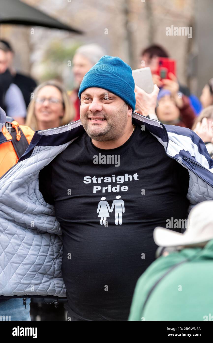 Melbourne, Australien, 12. August 2023. Ein Anti-Trans-Protestteilnehmer mit einem T-Shirt mit einer "traight-pride" Botschaft während Protesten und Gegenprotesten gegen die Melbourne Drag Expo im Melbourne Convention Center, Melbourne, Australien, 12. August 2023. Kredit: Michael Currie/Speed Media/Alamy Live News Stockfoto