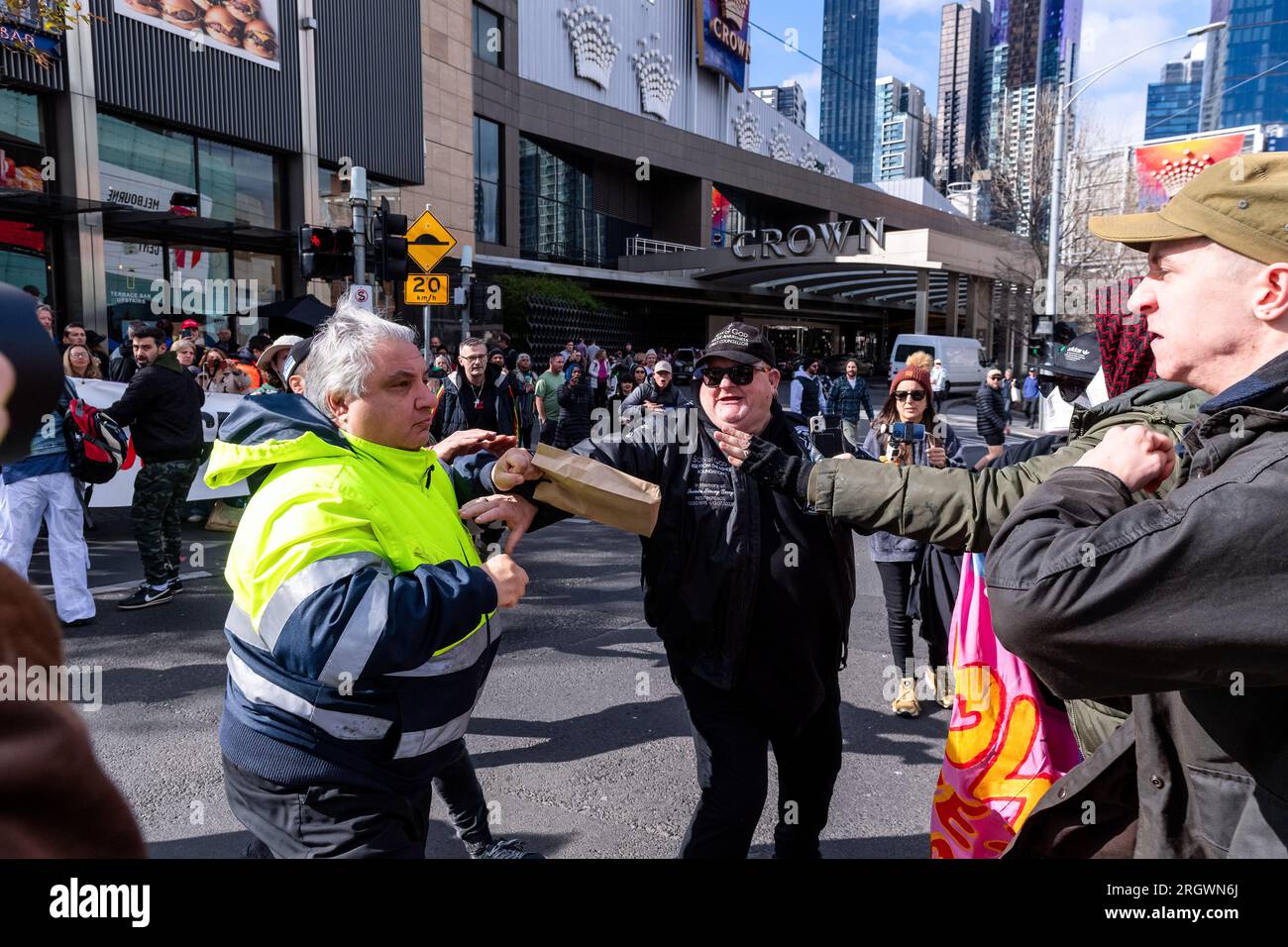 Melbourne, Australien, 12. August 2023. Pro-LGBT-Demonstranten und Anti-Trans-Demonstranten streiten sich auf der Straße während Protesten und Gegenprotesten gegen die Melbourne Drag Expo im Melbourne Convention Center, Melbourne, Australien, 12. August 2023. Kredit: Michael Currie/Speed Media/Alamy Live News Stockfoto