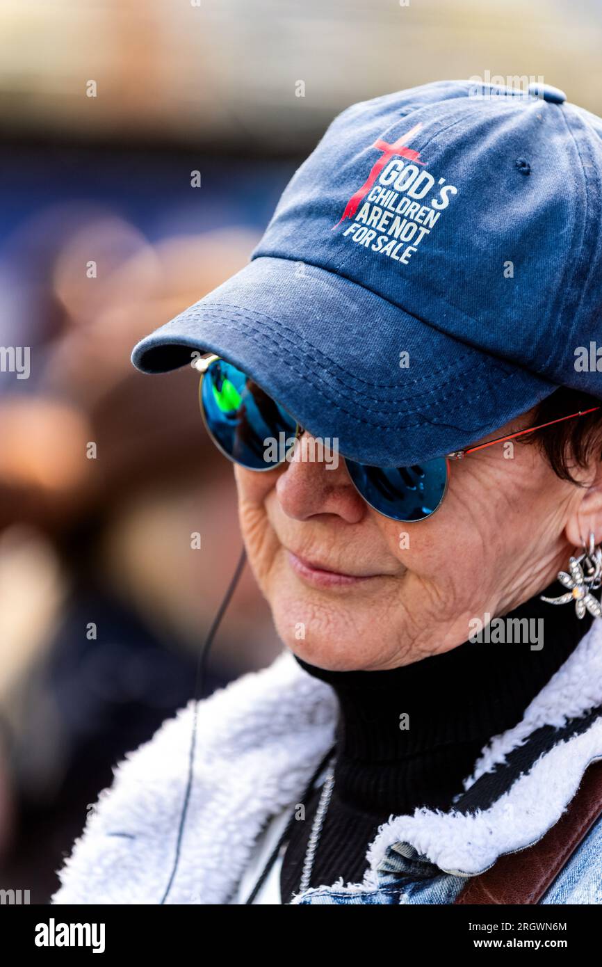 Melbourne, Australien, 12. August 2023. Ein Anti-Trans-Demonstranten mit einem „god's children are not to sell“-Hut während Protesten und Gegenprotesten gegen die Melbourne Drag Expo im Melbourne Convention Center, Melbourne, Australien, 12. August 2023. Kredit: Michael Currie/Speed Media/Alamy Live News Stockfoto