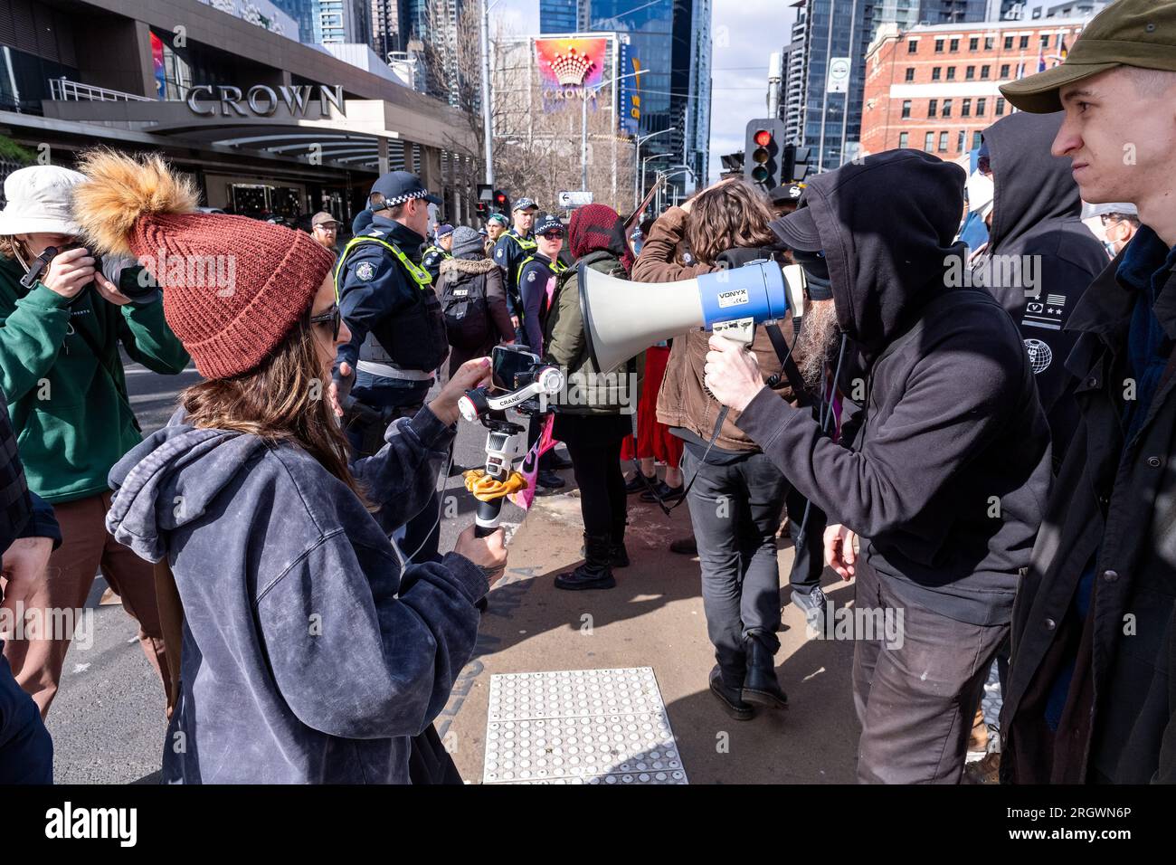 Melbourne, Australien, 12. August 2023. Pro-LGBT-Demonstranten benutzen Mega-Telefone, um Anti-Trans-Demonstranten während Protesten anzuschreien und Proteste gegen die Melbourne Drag Expo im Melbourne Convention Center, Melbourne, Australien, 12. August 2023. Kredit: Michael Currie/Speed Media/Alamy Live News Stockfoto