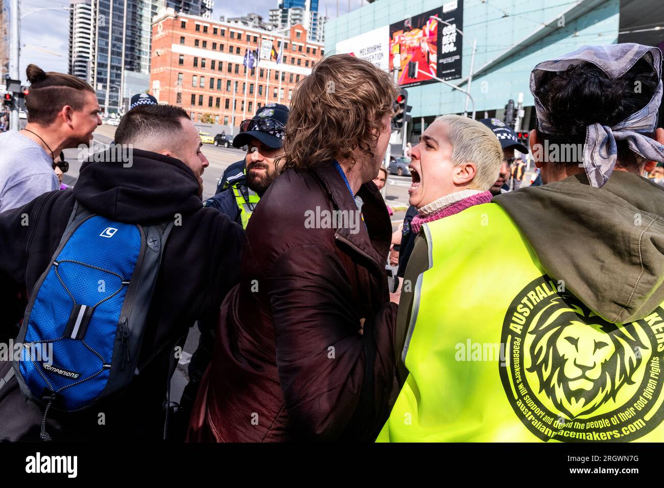 Melbourne, Australien, 12. August 2023. Eine LGBT+ Person konfrontiert und schreit Anti-Trans-Demonstranten während Protesten und Gegenprotesten gegen die Melbourne Drag Expo im Melbourne Convention Center, Melbourne, Australien, 12. August 2023. Kredit: Michael Currie/Speed Media/Alamy Live News Stockfoto