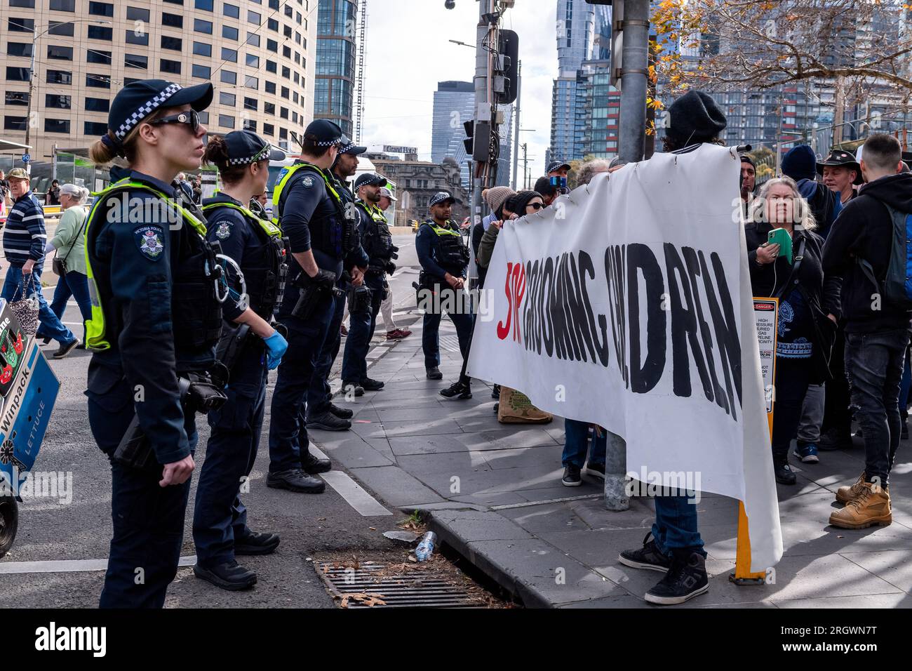 Melbourne, Australien, 12. August 2023. Die Polizei hält Anti-Transmitter während Protesten davon ab, die Straße zu überqueren, und bekämpft Proteste gegen die Melbourne Drag Expo im Melbourne Convention Center, Melbourne, Australien, 12. August 2023. Kredit: Michael Currie/Speed Media/Alamy Live News Stockfoto