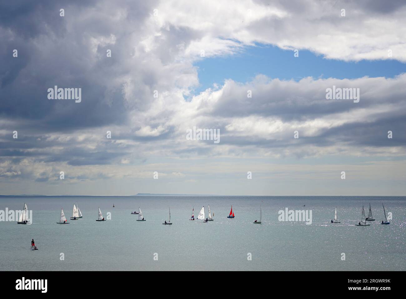 Schlauchboot am Strand Lyme Regis Stockfoto