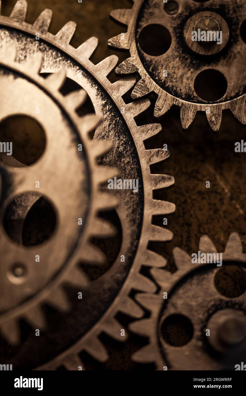 Dunkelmetallische mechanische Uhr und Uhrkomponente. Industrieller Hintergrund Stockfoto