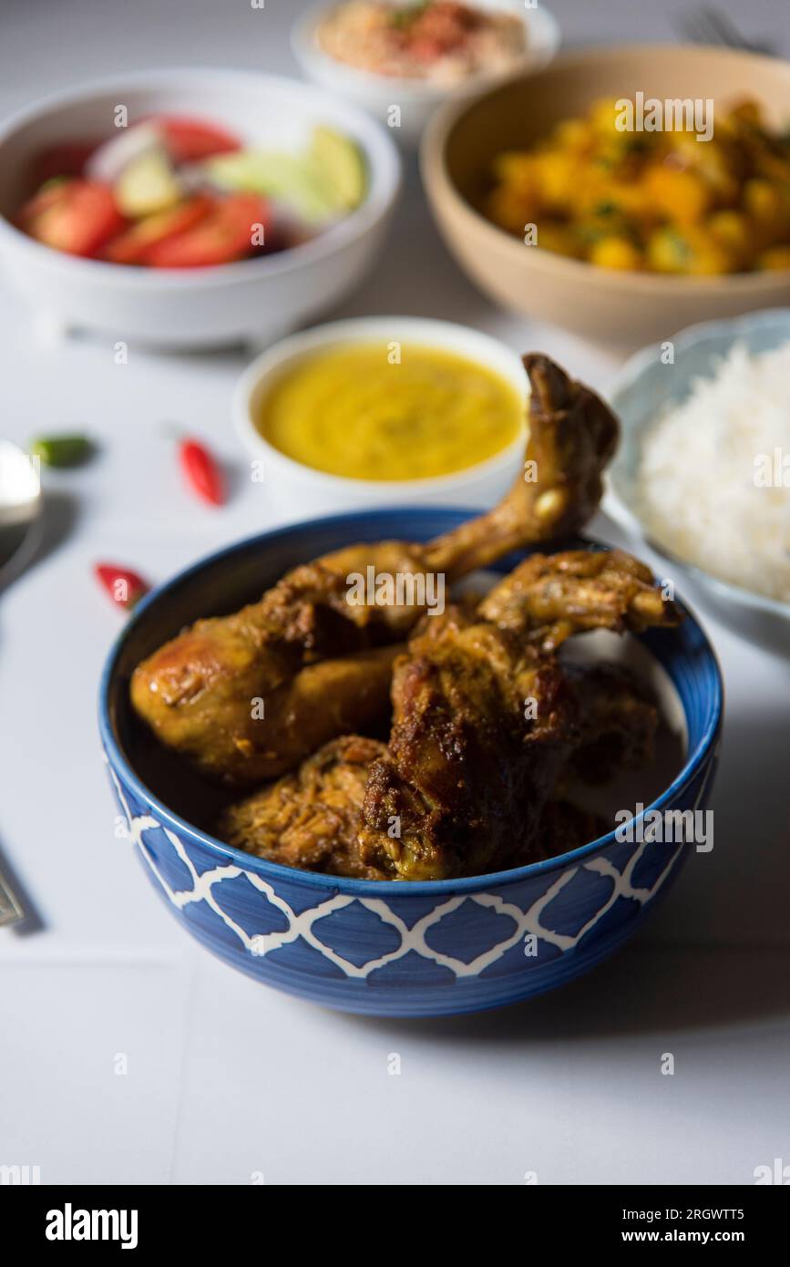 Fertiggerichte für indische nicht-vegetarische Gerichte, Hühnchen Masala, Reis und Salat. Stockfoto