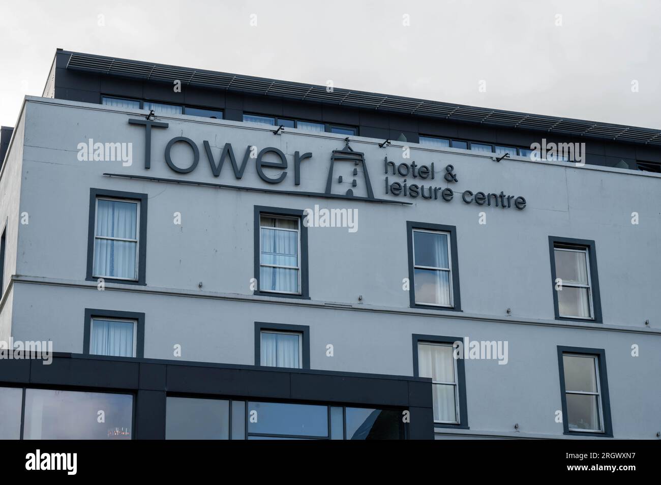 Waterford, Irland - 17. Juli 2023: Vorderseite des Tower Hotel and Leisure Centre in Waterford Stockfoto