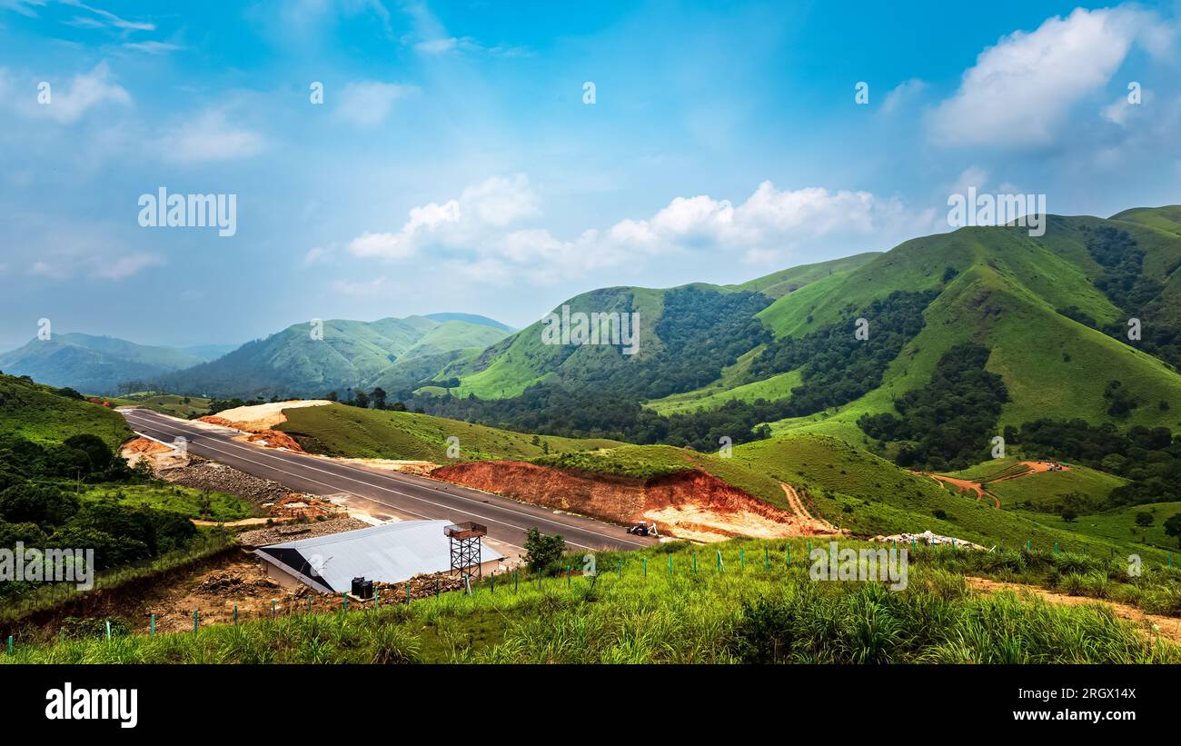 Fahrt zum Aussichtspunkt Parunthumpara Hill. Parunthumpara ist ein Dorf im indischen Bundesstaat Keralas Idukki-Bezirk. Stockfoto