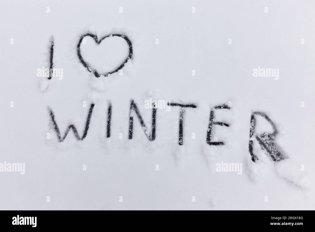 Gemalt auf dem Schnee Ich liebe den Winter, Schnee mit Zeichnungen der Worte, die ich liebe Winter in der Wintersaison Stockfoto