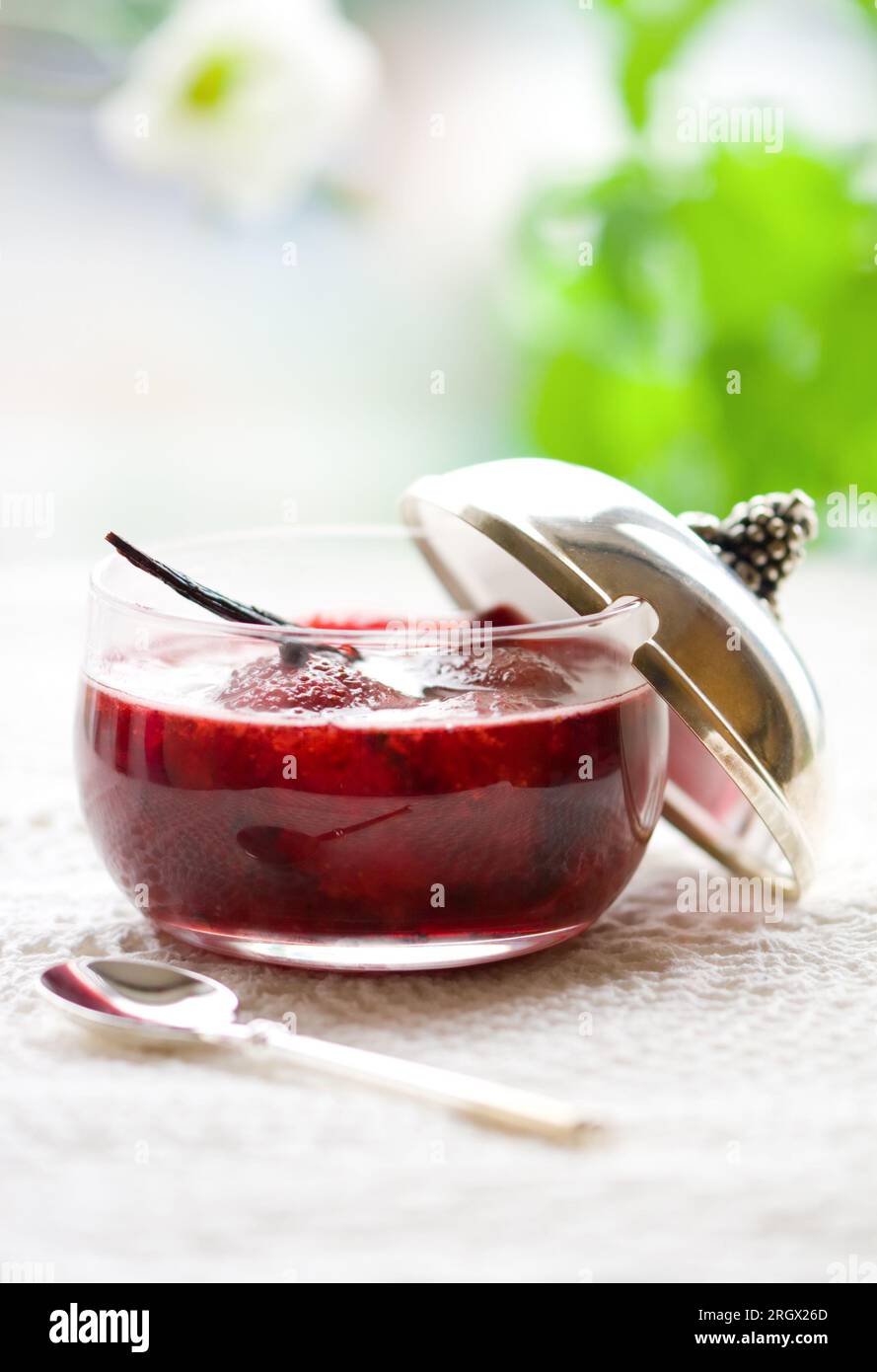 Ein Glas Erdbeermarmelade mit Vanille Stockfoto