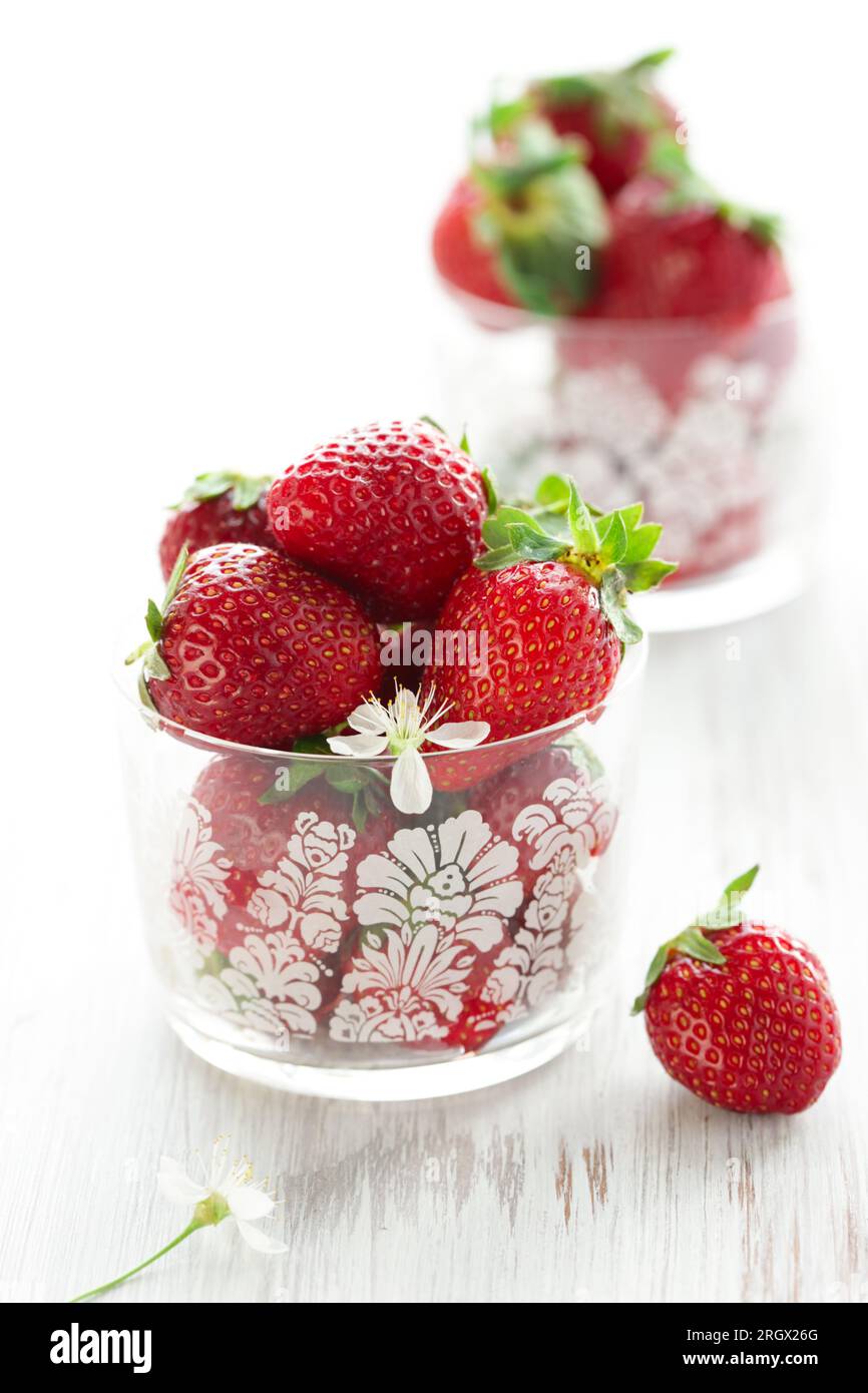 Frische Erdbeeren in Gläsern Stockfoto
