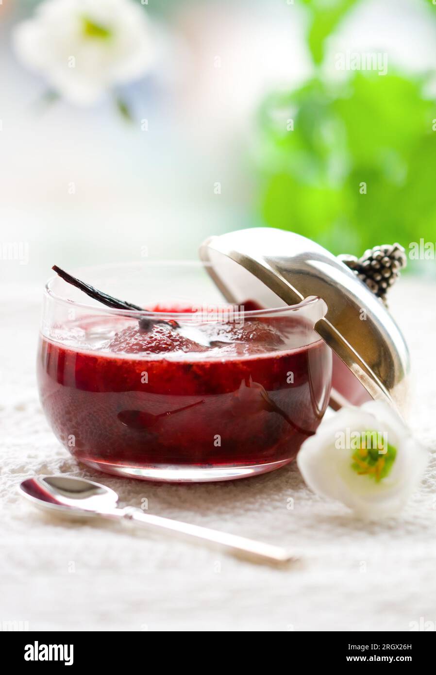Ein Glas Erdbeermarmelade mit Vanille Stockfoto