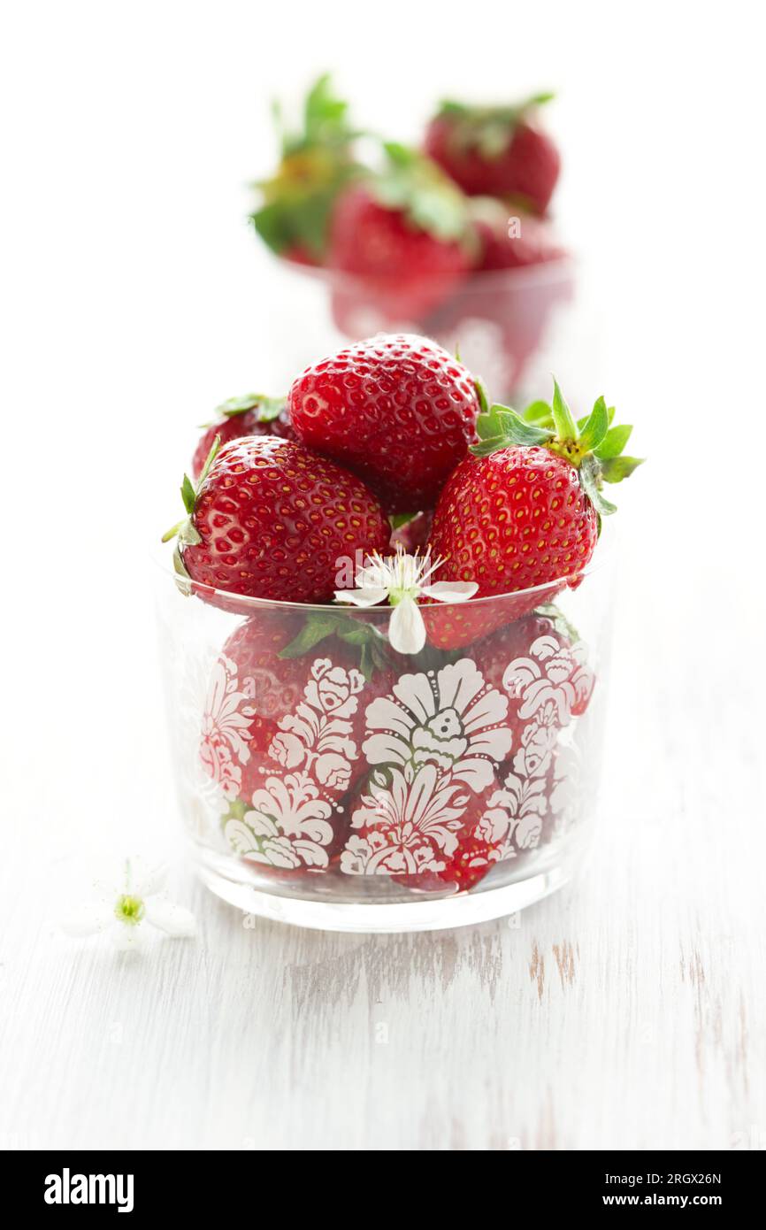 Frische Erdbeeren in Gläsern Stockfoto
