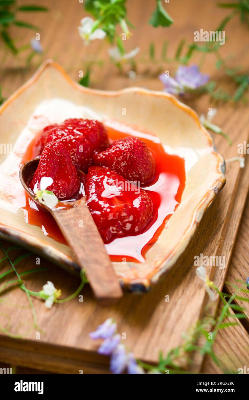 Hausgemachte Erdbeermarmelade auf einer Schüssel Stockfoto