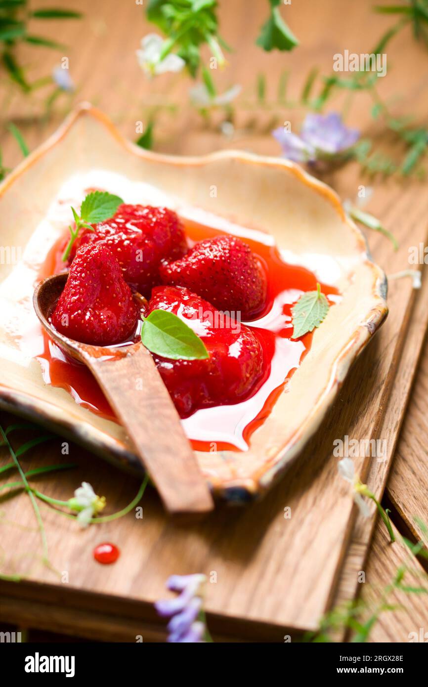 Hausgemachte Erdbeermarmelade mit Minze und Basilikum Stockfoto
