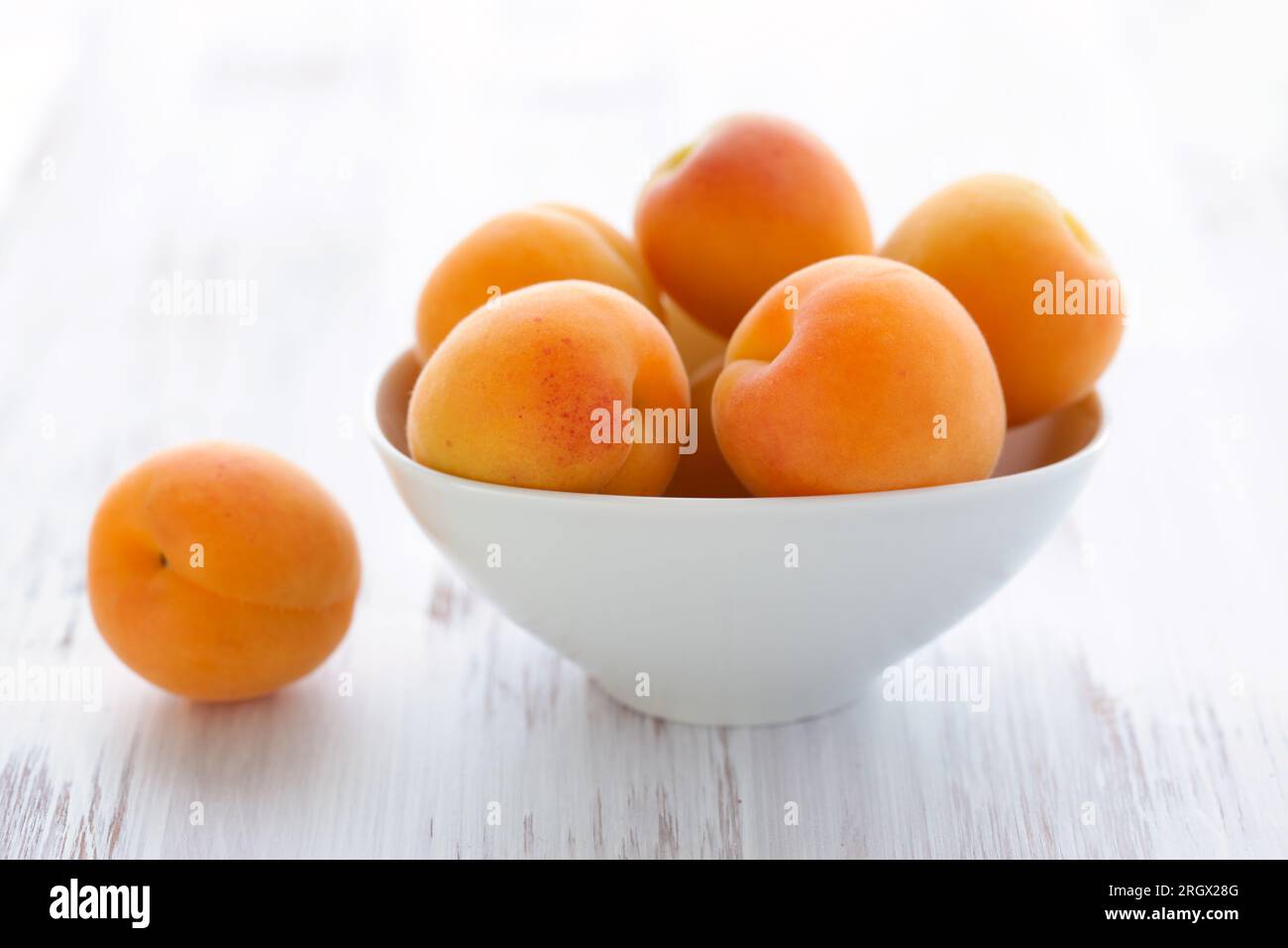 Frische Aprikosen in der Schüssel Stockfoto