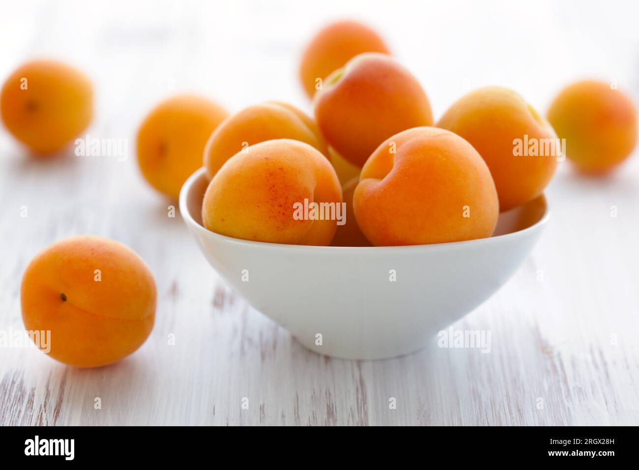 Frische Aprikosen in der Schüssel Stockfoto