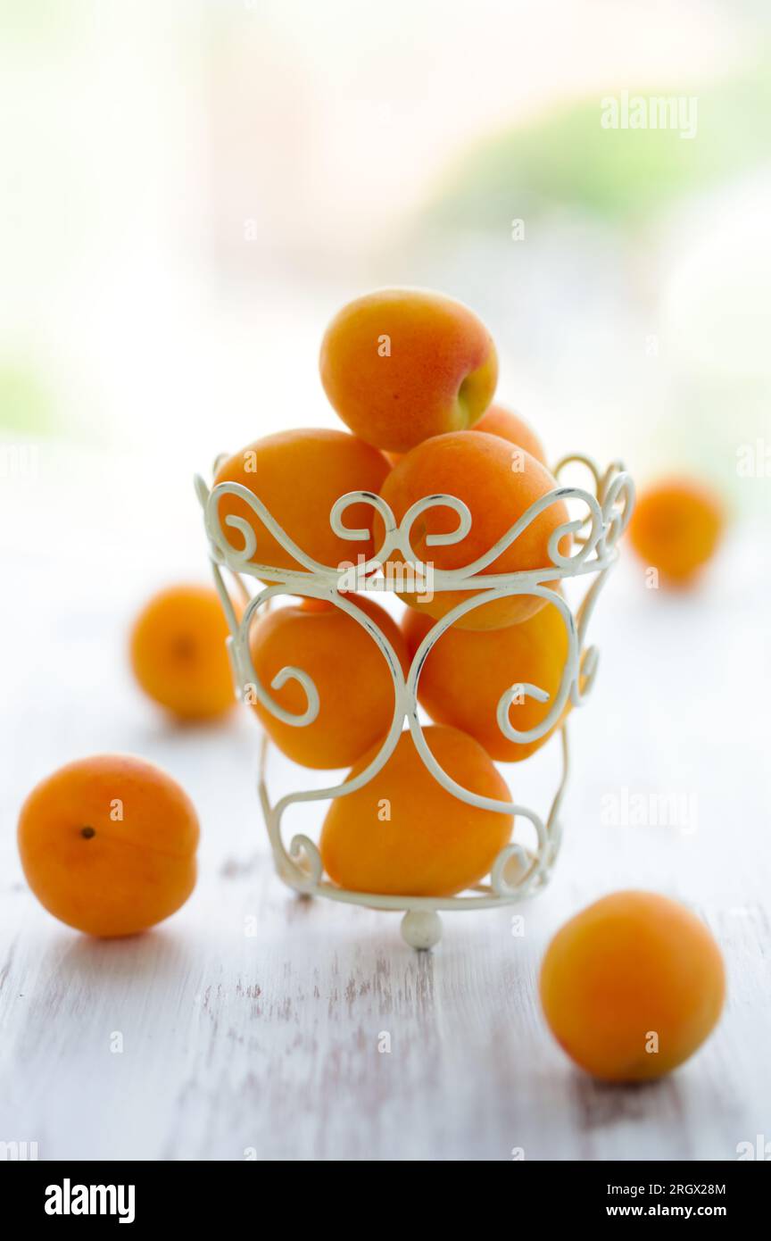 Frische Aprikosen auf dem Tisch Stockfoto