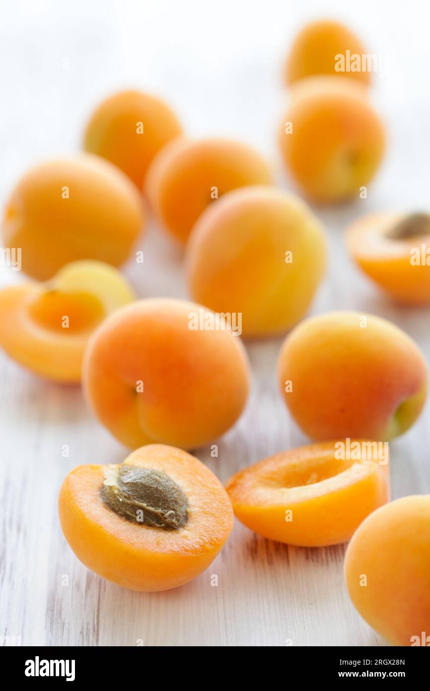 Frische Aprikosen auf Holztisch Stockfoto