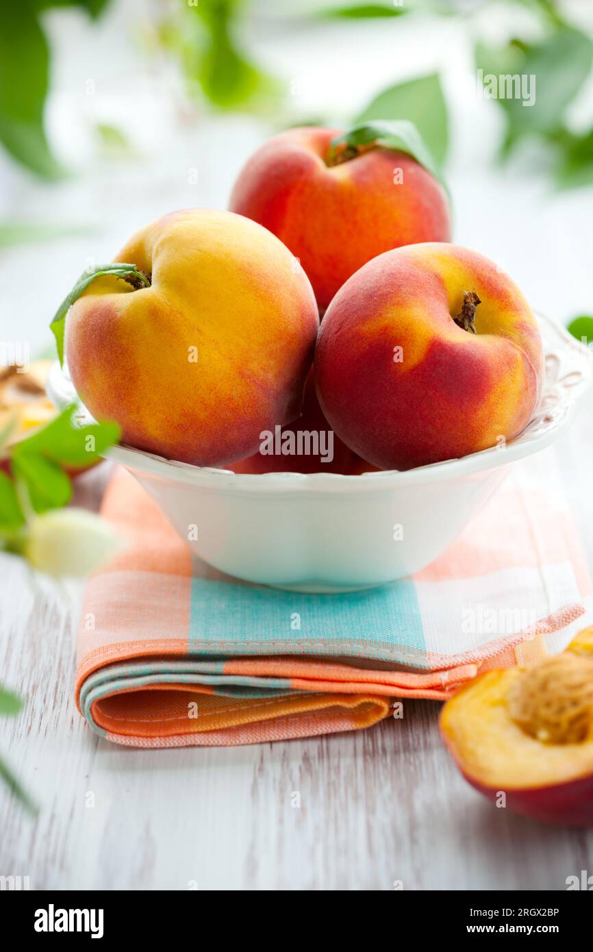 Schüssel mit frischen Pfirsichen auf dem Tisch Stockfoto