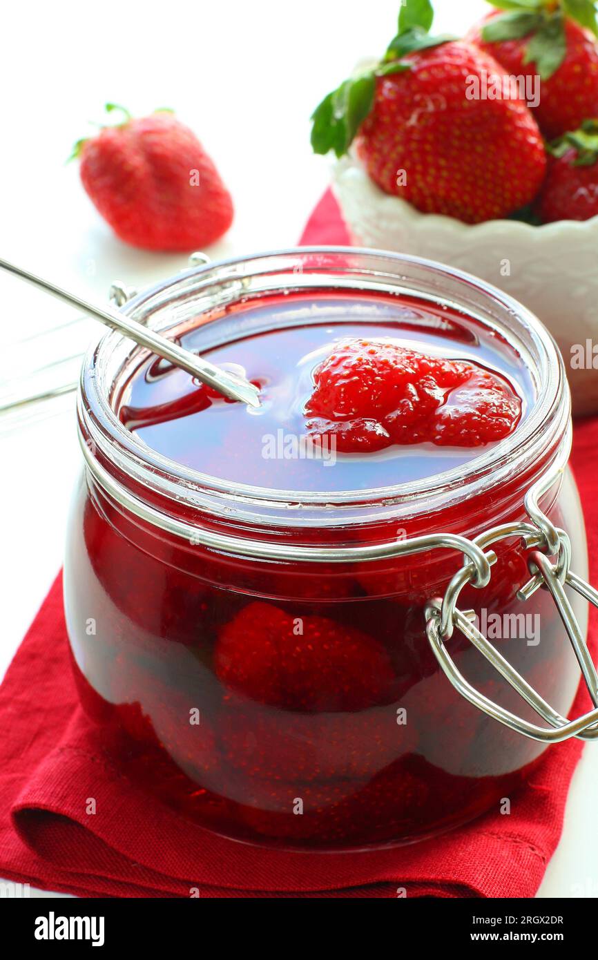 Hausgemachte Erdbeermarmelade in einem Glasgefäß Stockfoto