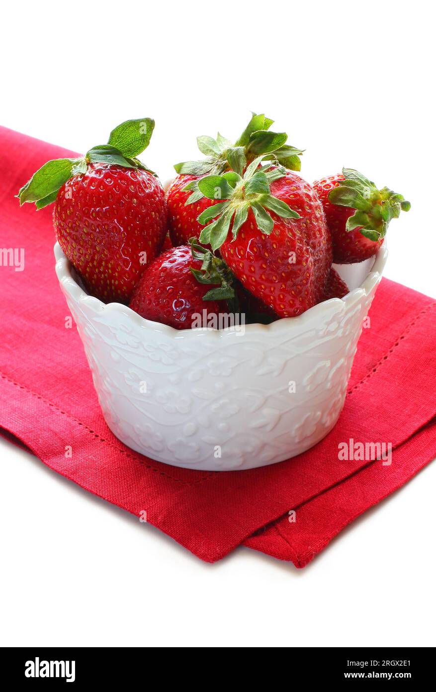 Frische Erdbeeren in eine Schüssel geben. Stockfoto