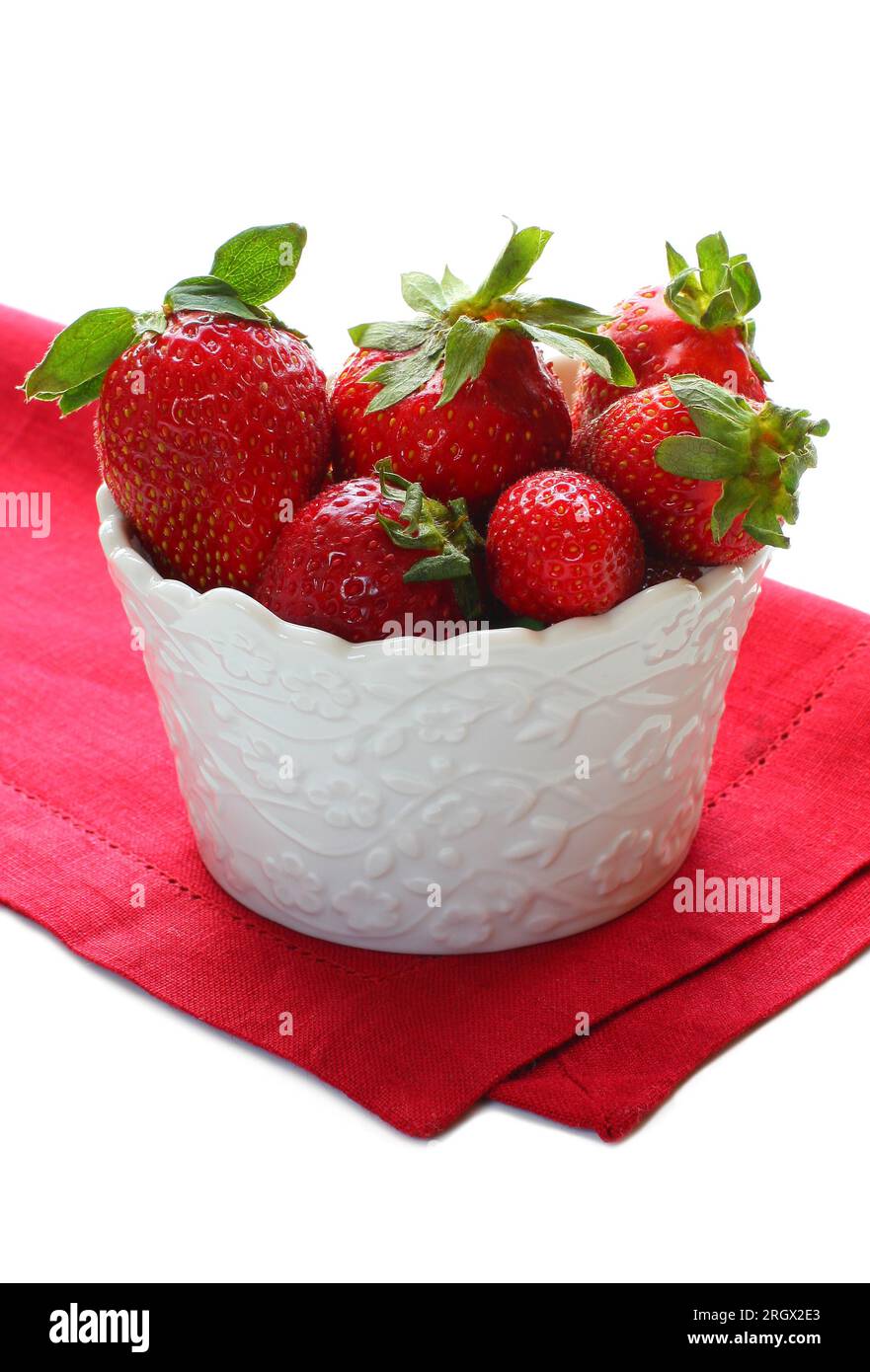 Frische Erdbeeren in eine Schüssel geben. Stockfoto