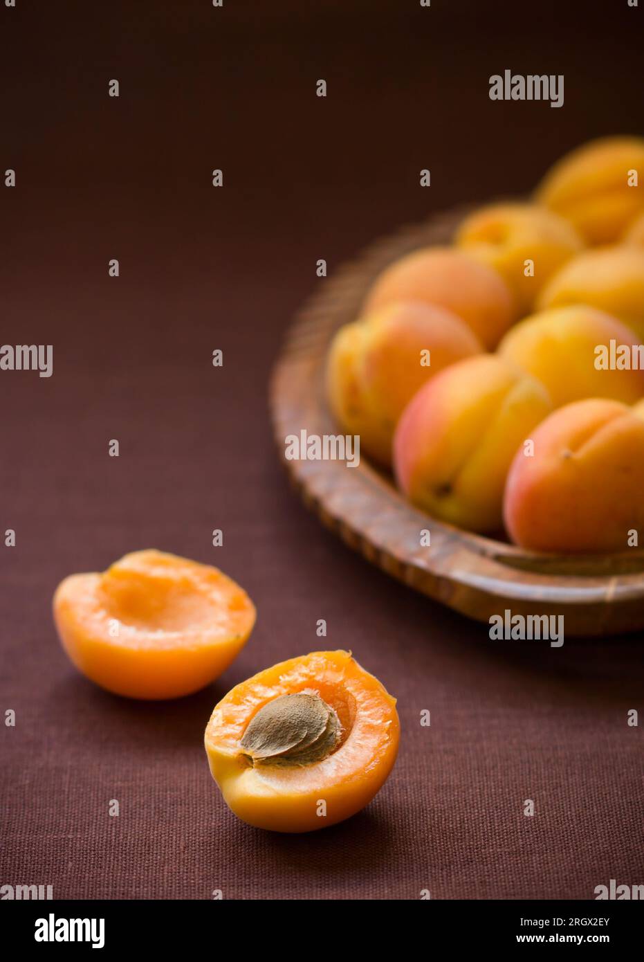 Frische reife Aprikosen auf einem Tisch Stockfoto