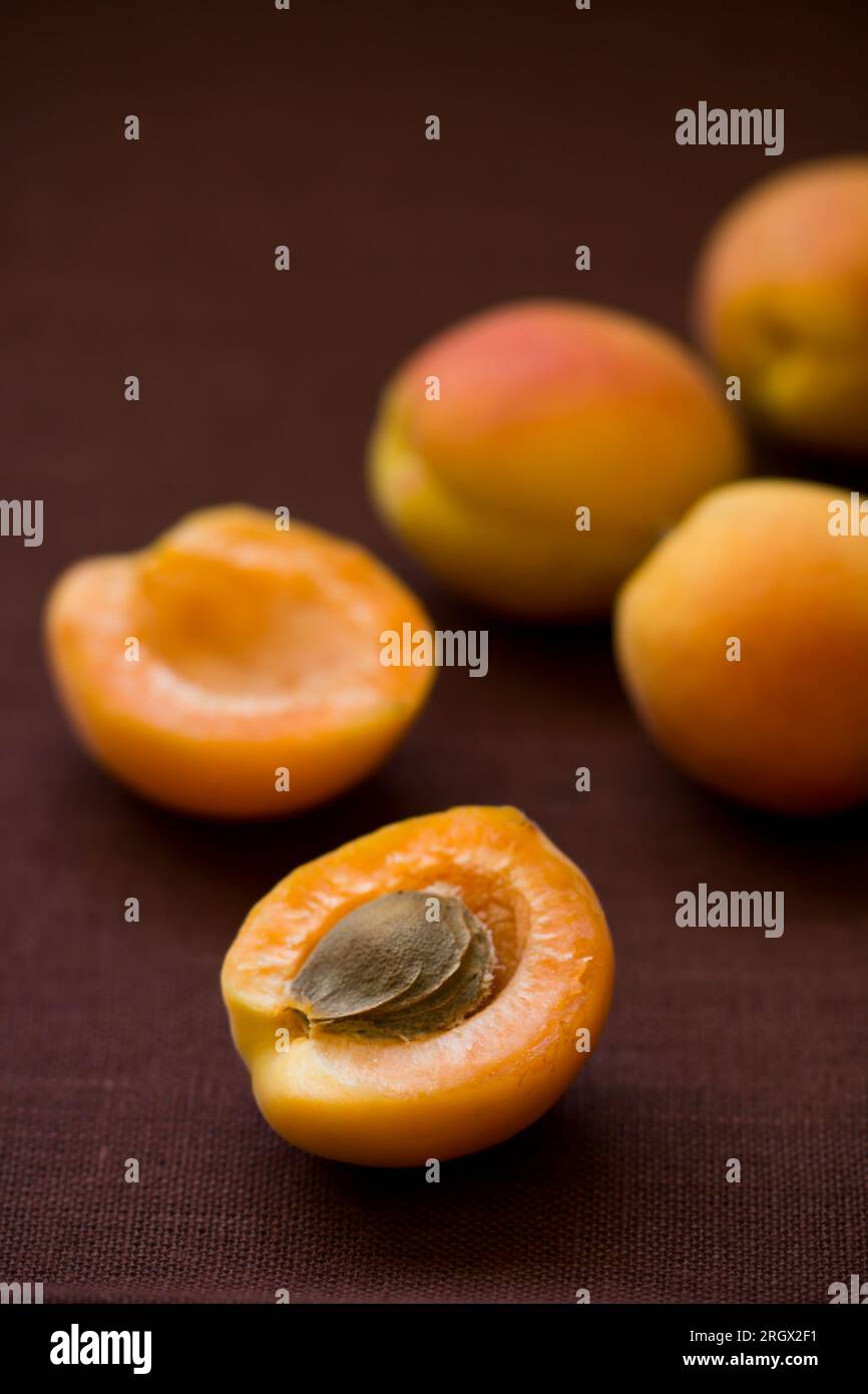 Frische reife Aprikosen auf dem Tisch Stockfoto