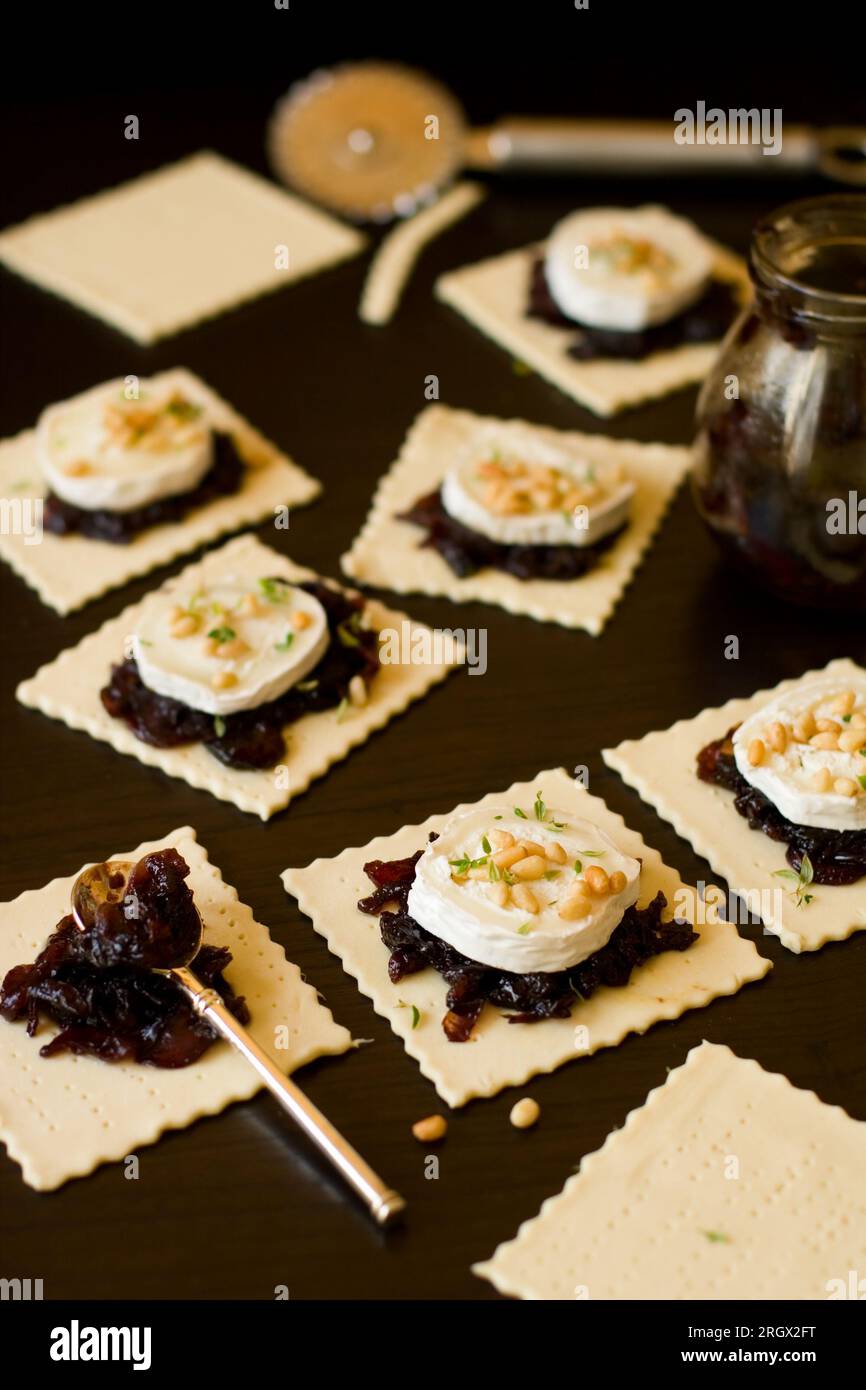 Roher Teig gefüllt mit Zwiebelmarmelade, Ziegenkäse, Nuss und Thymian, zum Backen zubereitet Stockfoto